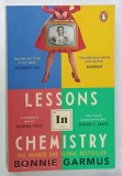 LESSONS IN CHEMISTRY by BONNIE GARMUS , 2023, PREZINTA URME DE UZURA