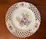 FARFURIE DIN PORTELAN FIN- SEMNATURA ARTISTULUI- MARCAJ PORCELAINE MANUFACTURES- CLUJ- NAPOCA D25CM
