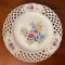 FARFURIE DIN PORTELAN FIN- SEMNATURA ARTISTULUI- MARCAJ PORCELAINE MANUFACTURES- CLUJ- NAPOCA D25CM