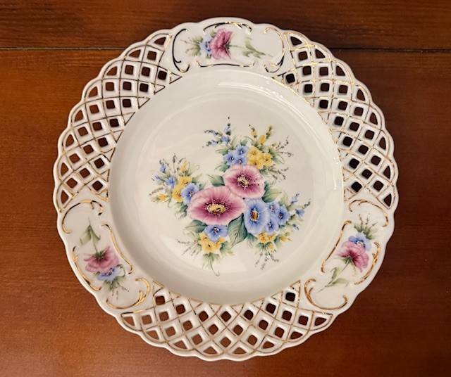 FARFURIE DIN PORTELAN FIN- SEMNATURA ARTISTULUI- MARCAJ PORCELAINE MANUFACTURES- CLUJ- NAPOCA D25CM