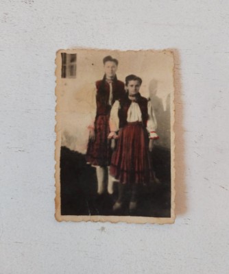 Fotografie veche (anii 50)- femei taranci imbracate in port popular de Maramures, 6x4cm foto