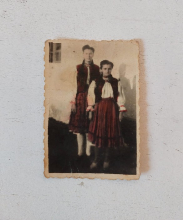 Fotografie veche (anii 50)- femei taranci imbracate in port popular de Maramures, 6x4cm