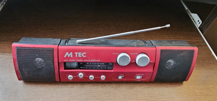 Radio FM Clock &amp; Alarm marca M Tec MODEL RR26KLR , FUNCTIONEAZA PE BATERII .