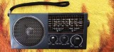 RADIO World's Voice SG-701 ARE FM MW,SW1,SW2 , FUNCTIONEAZA , PRODUS ANUL 1985 .