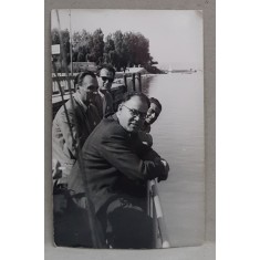 BARBATI IN COSTUME PE MALUL UNUI LAC DE AGREMENT , FOTOGRAFIE TIP CARTE POSTALA , MONOCROMA, PE HARTIE LUCIOASA , ANII &#039;50