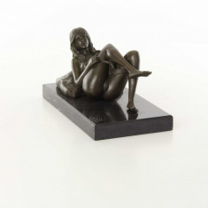 Femeie inclinata- statueta erotica din bronz pe un soclu din marmura EC-23