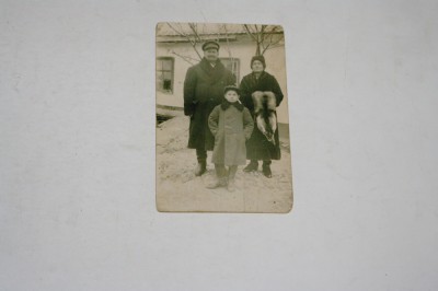 Poza veche - in curtea casei foto