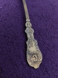 Lingurita veche aurie nemarcata.lingurita pentru completarea setului de tacamuri.lingurita vintage masiva arnament relief