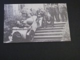 Automobil de epocă cu pasageri și grup pe trepte - Carte Poștală Franța ,Necirculată, Necirculata, Printata