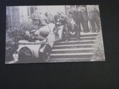 Automobil de epocă cu pasageri și grup pe trepte - Carte Poștală Franța ,Necirculată foto