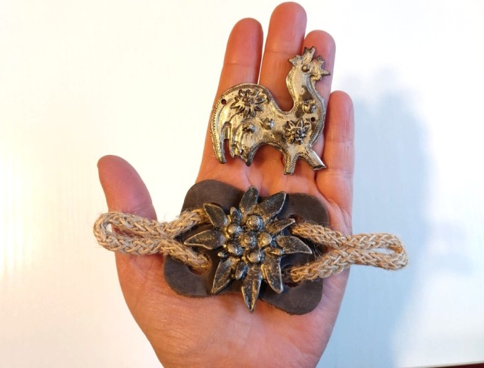 Flore de colt si cocos- 2 obiecte metalice accesorii pentru costume populare germane