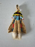 Papusa amuleta indiana Native American piele naturala margele si gheare animale salbatice artizanat tribal colectie suvenir vintage lungime 9cm
