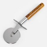 Cutit Pizza Metalic cu Maner de Lemn Maro &ndash; Design Clasic și Ergonomic, CMCLASS