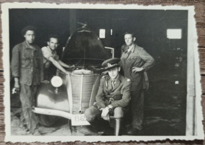 Tanar militar si prieteni reparand un automobil de epoca// fotografie foto