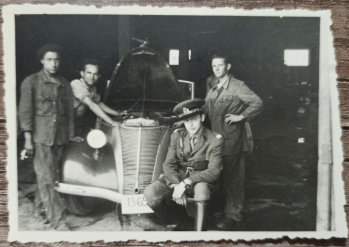 Tanar militar si prieteni reparand un automobil de epoca// fotografie