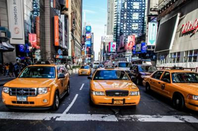 Fototapet de perete autoadeziv si lavabil Taxiuri galbene in New York, 220 x 135 cm foto