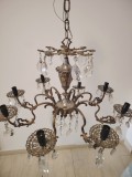 Superb candelabru antic din alama,bronz și elemente din cristal &icirc;n stilul francez Louis cu 8 brațe