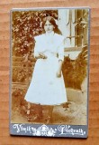G583-CDV Foto Tanara anii 1900 Souvenir-VISIT PORTRAIT- Carton gros, stare foarte buna. Marimi: 10,5/ 6,5 cm.