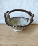 Vas ceramic &icirc;n formă de coșuleț/fructieră