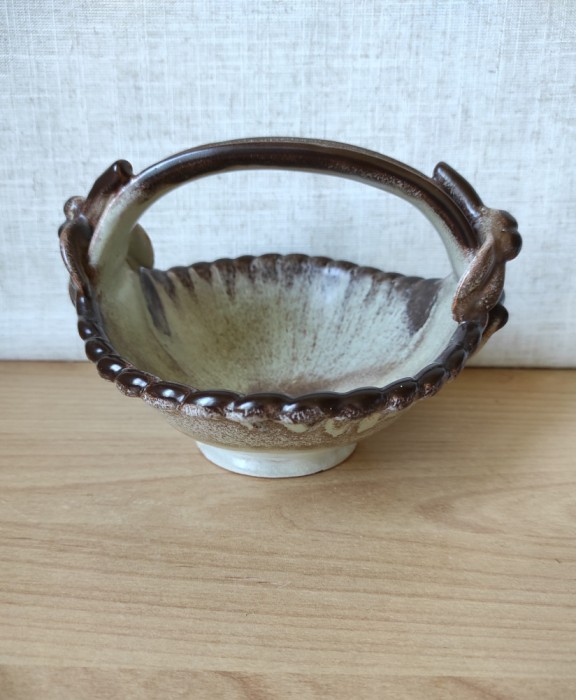 Vas ceramic &icirc;n formă de coșuleț/fructieră