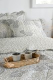 Cumpara ieftin Cuvertura Matlasata Gally 260x240cm, 2 Fete De Perna 65x65cm, Culoare Natural, 100% Poliester