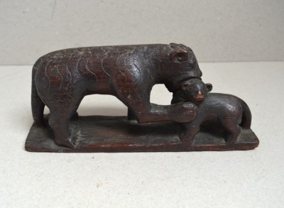 &amp;quot;Tigresa cu pui&amp;quot; statueta de lemn India sec 19 foto