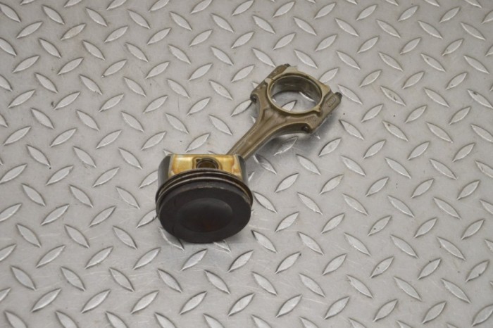 Piston VW GOLF V 1K1 2006 OEM: 110806,205048 20199189