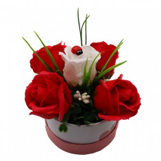 Aranjament Floral, Cutie Trandafiri, 4 Trandafiri Rosii din Sapun si unul Alb