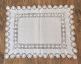 CENTRU DE MASA VINTAGE DIN PANZA DE BUMBAC CU MODEL LUCRAT MANUAL