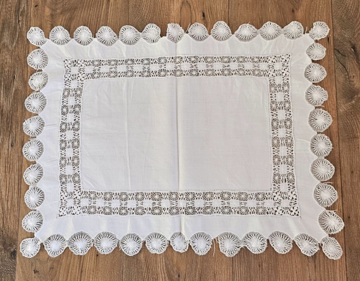 CENTRU DE MASA VINTAGE DIN PANZA DE BUMBAC CU MODEL LUCRAT MANUAL