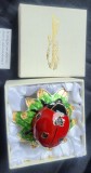 Brosa, pandantiv, bibelou-decor din email si lant cu medalion Hidden Treasures