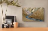 Tablou Canvas, "R&acirc;u albastru &icirc;ntre dealuri aride", Curbe, R&acirc;u, Roci, Coline, Peisaj, Natură, Culori, Texturi, Calm, Izolare, 39 x 26 cm, CMCLASS