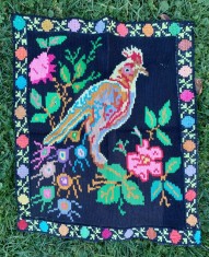 Peretar vechi cusatura pe etamina, cu papagal si flori viu colorate, anii 60-70, Romania, cusatura kilim, chlim
