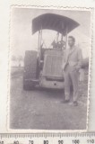 Bnk foto Barbat langa utilaj greu - compactor, Alb-Negru, Romania de la 1950, Transporturi