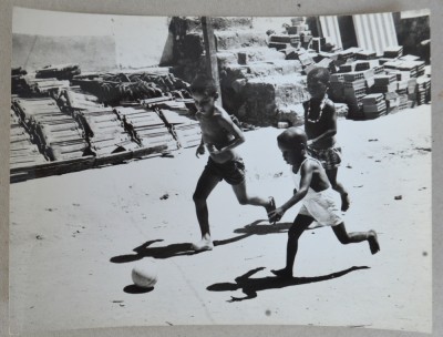 &amp;quot;Copii jucand fotbal&amp;quot; fotografie cca 1970 foto