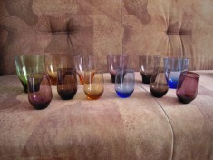 LOT de 6 pahare din sticla colorata (unul 200ml., 5 de 150ml.) si 6 pahare de 100ml. din sticla colorata, fabricate manual