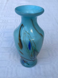 Frumoasa vaza din sticla turcoaz cu nuante multicolore