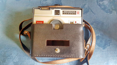 D605-P-Aparat foto vechi KODAK INSTAMATIC metal husa piele groasa. foto