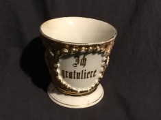 Cana din portelan perioada 1900 cu margini si detalii in relief cu finisaj de aur text in Limba Germana Ich Gratuliere ( Felicitari ) !