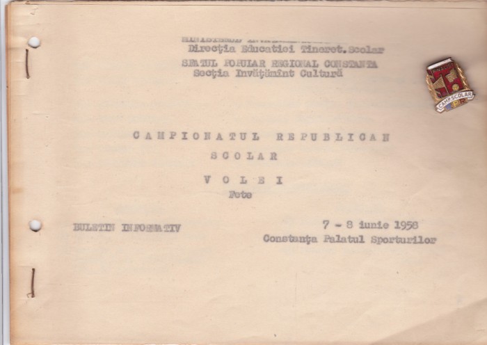 AMS @ - CAIETUL CAMPIONATULUI SCOLAR VOLEI FETE DIN CONSTANTA + INSIGNA CAMP. SCOLAR + 3 FOTOGRAFII, RARE, UNICAT, ELELE SCOALA MEDIE 2 SUCEAVA