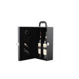 Set Cutie de vin Deluxe, pentru 2 sticle, cu accesorii de vin incluse, din piele ecologica, neagra fina, Dispozitiv de taiat folia, Dop si picurator