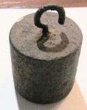 Cumpara ieftin CY - Greutate Contragreutate veche mai ciudata din fier / D = H (fara carlig) = 4 cm 450 g / prezinta rugina, si eroziuni / fara marcaje