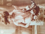 fotografie sepia ,gen felicitare , deosebita , interesanta ,Copila cu buchet de flori
