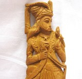 BIBELOU FIGURINA SCULPTURA IN LEMN BARBAT IN VESMINTE TRADITIONALE 22 CM