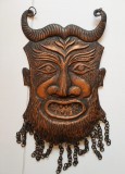Mască decorativă din metal ștanțat &ndash; figură demonică stilizată, vintage (cca. 1970&ndash;1980)