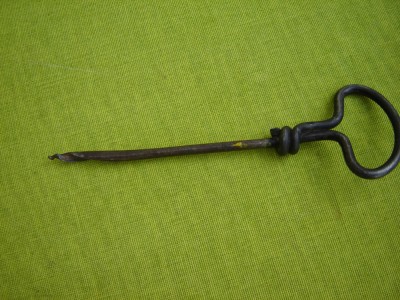Sfredel lucrat manual din fier forjat foto