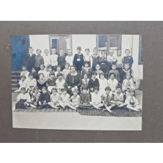 Fotografie pe carton, elevi cu dascalul lor, perioada interbelica