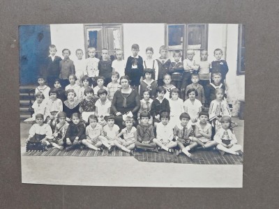 Fotografie pe carton, elevi cu dascalul lor, perioada interbelica foto