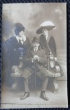 Fotografie tip Carte Postala, Doua femei si un barbat, toti purtand palarii, perioada interbelica