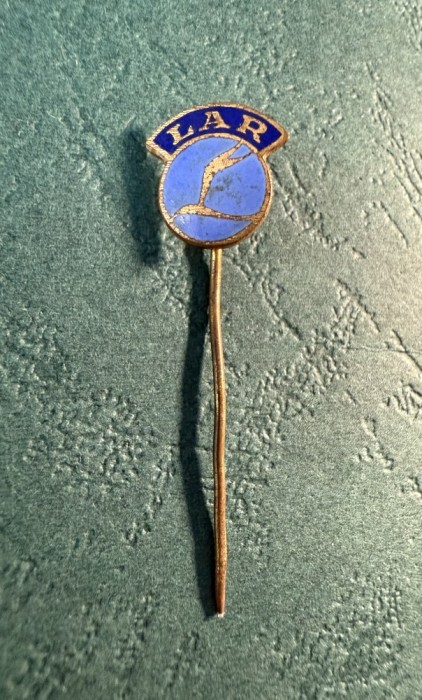 Insigna LAR Liniile Aeriene Romanesti varianta albastru deschis